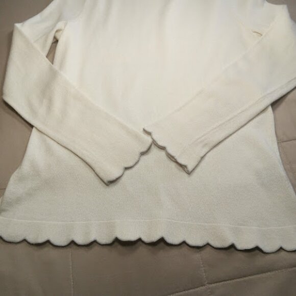 JMCLAUGHLIN Scalloped Hem And Cuffs Form Fitting Light Sweater Femanine Ditsy XS - Picture 5 of 9